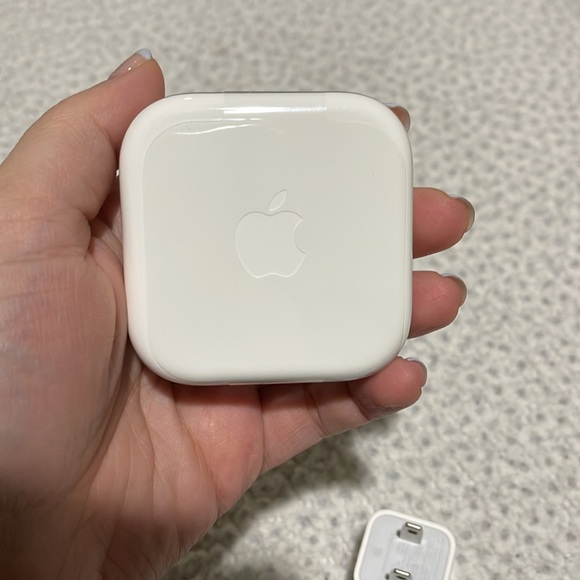 Apple headphones and charging brick - Picture 3 of 5
